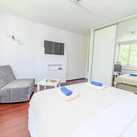 Beautiful Cozy Close To Center דירה *
